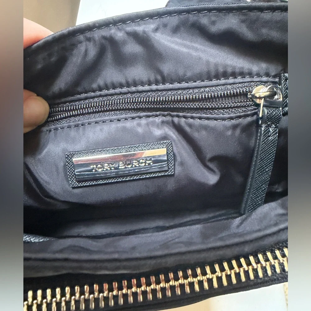 Tory Burch Virginia Messenger bag in black Nylon and Saffiano - Picture 7 of 15